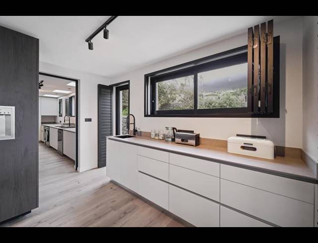 5 BEDROOM HOUSE FOR SALE IN BANTRY BAY